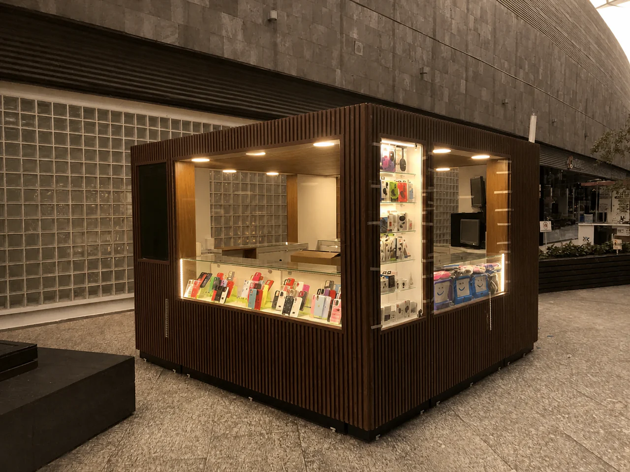 Corner comercial con fachada iluminada y vitrinas para exhibición retail