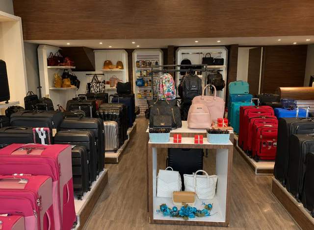 Mobiliario retail para exhibición departamental con módulos centrales