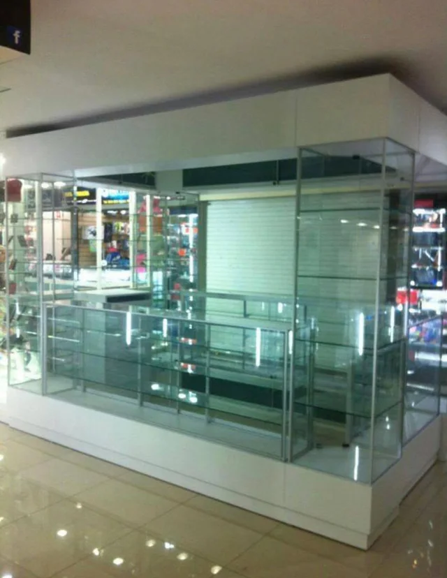 Módulos de vidrio para isla comercial instalados en pasillo de plaza