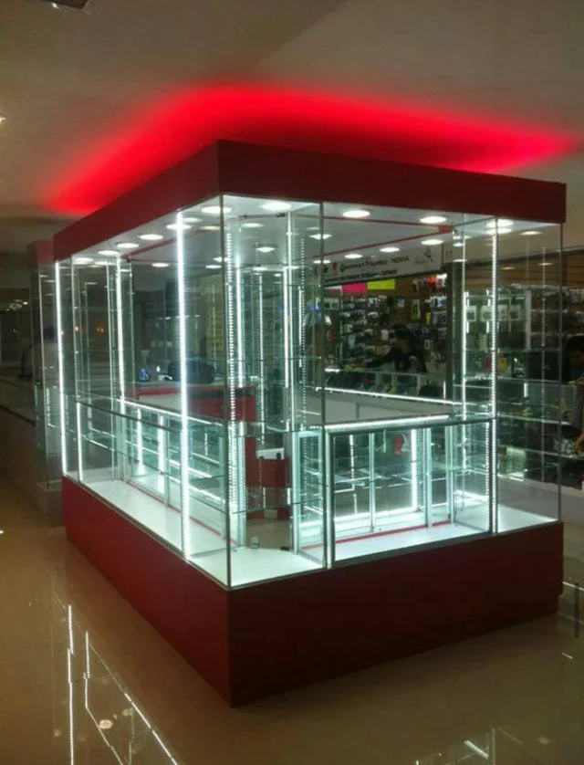Vitrina comercial iluminada con base perimetral para exhibición en retail