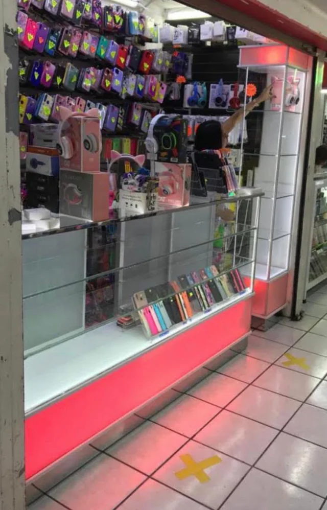 Vitrina lineal de vidrio para exhibición de accesorios en tienda