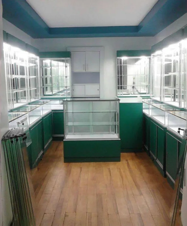 Mueble comercial con vitrinas verticales y mostrador de atención