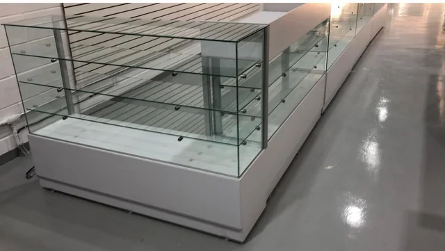 Mostrador de vidrio y cubierta blanca para atención comercial