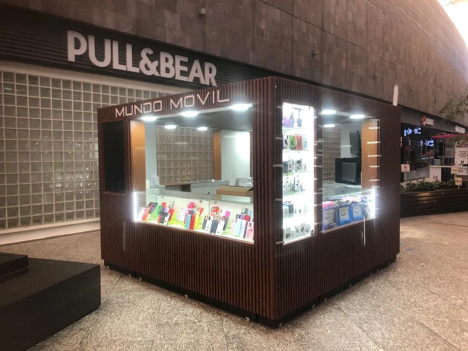 Video de corner comercial con vitrinas e iluminación para retail